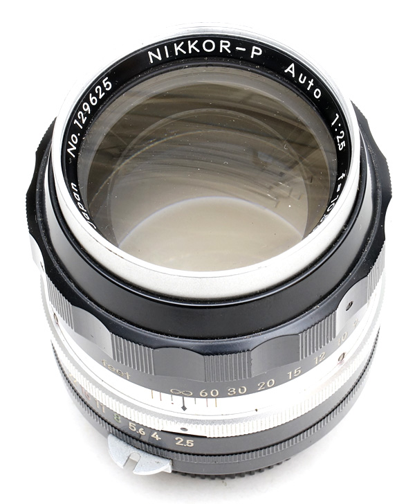 This lens still shows NIKKOR-P. The rabbit ear is a solid one. Note that focal length is changed to 105mm,